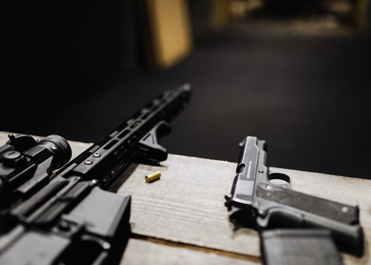 Auf einem Tisch liegende Schusswaffen