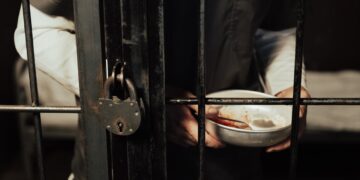 Häftling mit Mittagessen