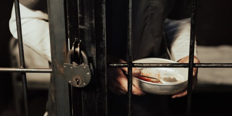 Häftling mit Mittagessen