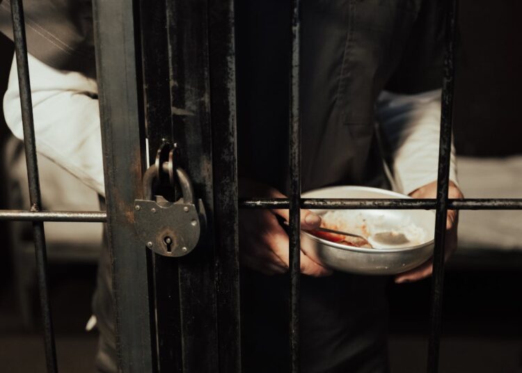 Häftling mit Mittagessen