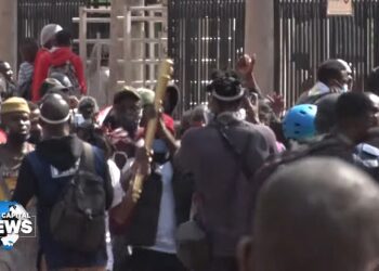 Generalsekretär der Kommunistischen Partei Kenias von Polizei verschleppt und misshandelt