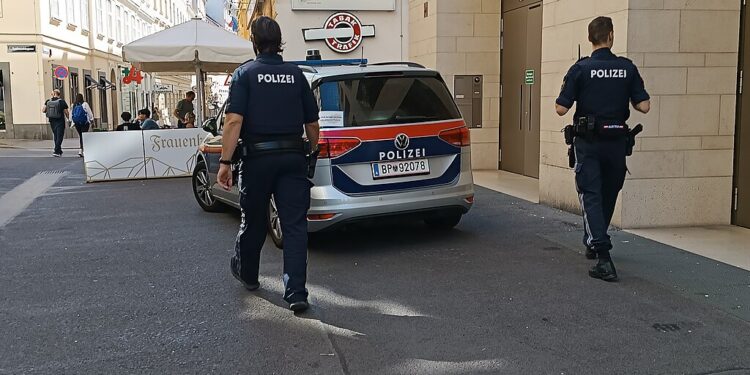 Antisemitische und NS-faschistische Chats: Polizistin wieder im Dienst