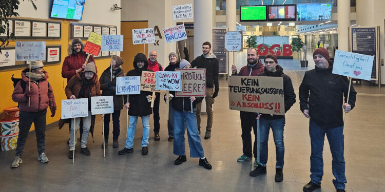 Die Basis der Caritas und Unterstützende versammeln sich im Vorhinein der Kollektivvertragsverhandlungen