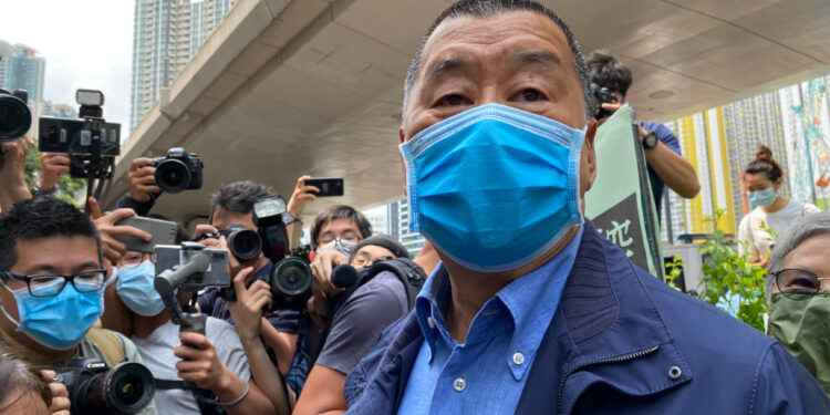 Jimmy Lai vor Fotografen nach der Anklage im Dezember 2020