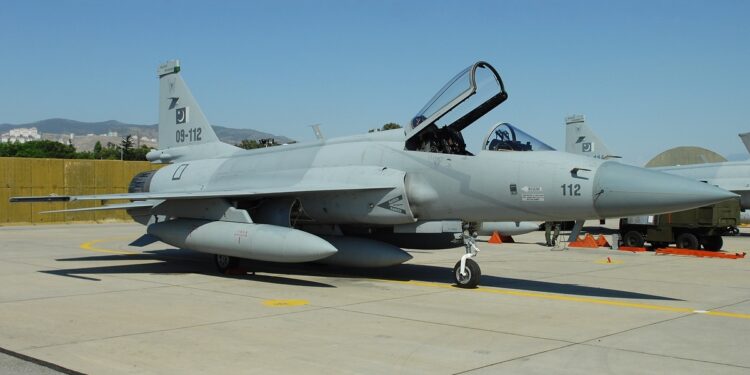 Pakistanischer JF-17 Thunder Bidini-Bomber