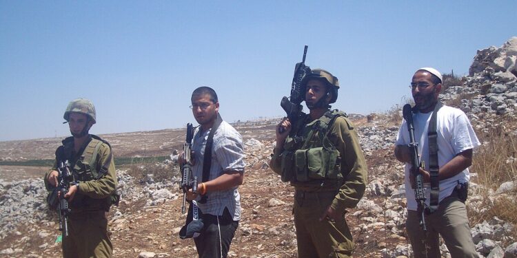 Gewaltbereite israelische Siedler und IDF-Leute