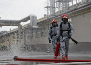 Zwei Feuerwehrleute bei chemischem Einsatz