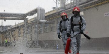 Zwei Feuerwehrleute bei chemischem Einsatz