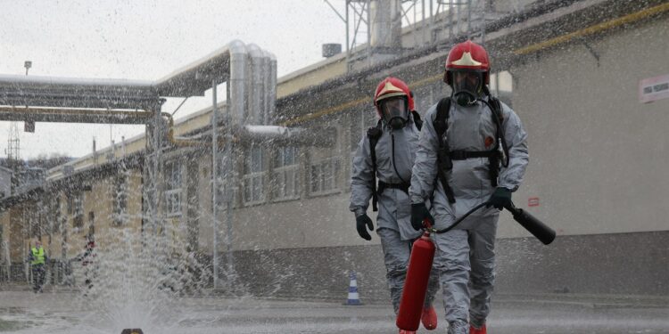 Zwei Feuerwehrleute bei chemischem Einsatz