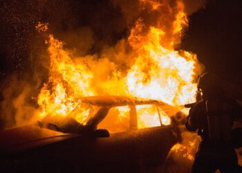 Feuerwehr löscht brennendes Auto