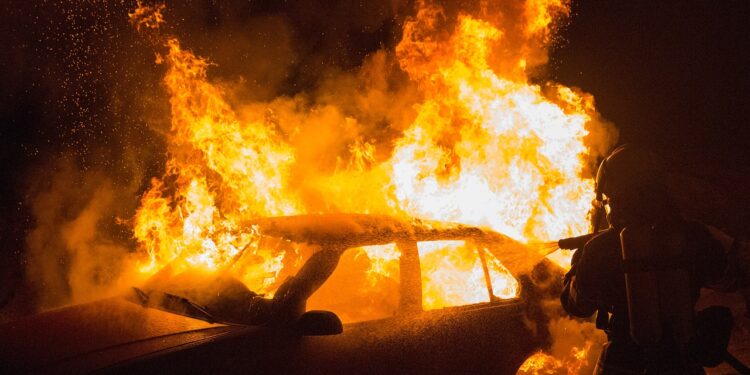 Feuerwehr löscht brennendes Auto