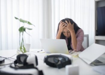 Traurige PC-Arbeiterin