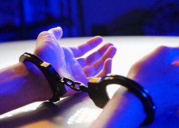 Hände in Handschellen