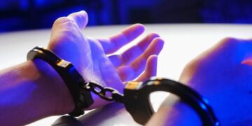 Hände in Handschellen