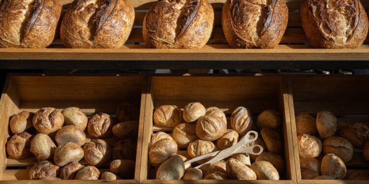 Brot einer Bäckerei in einer Vitrine
