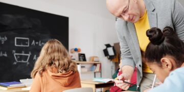 Lehrer mit Kindern in einer Volksschulklasse