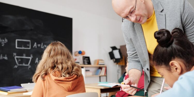 Lehrer mit Kindern in einer Volksschulklasse