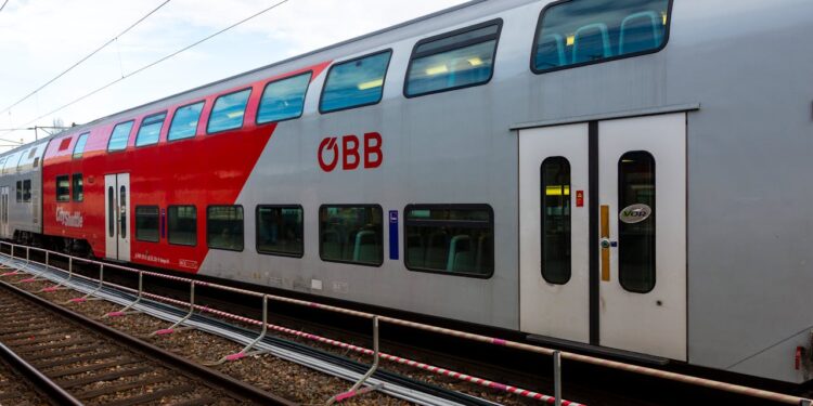 Zwei Zugbegleiter in der Steiermark bedroht und verletzt – 41-Jähriger festgenommen