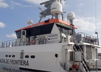 Ein Frontex-Schiff in Crotone