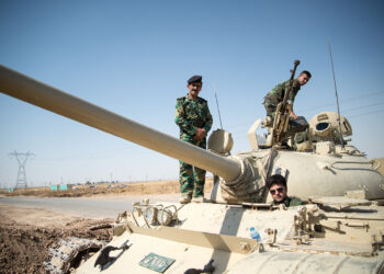 Peschmerga-Soldaten in und auf einem Panzer