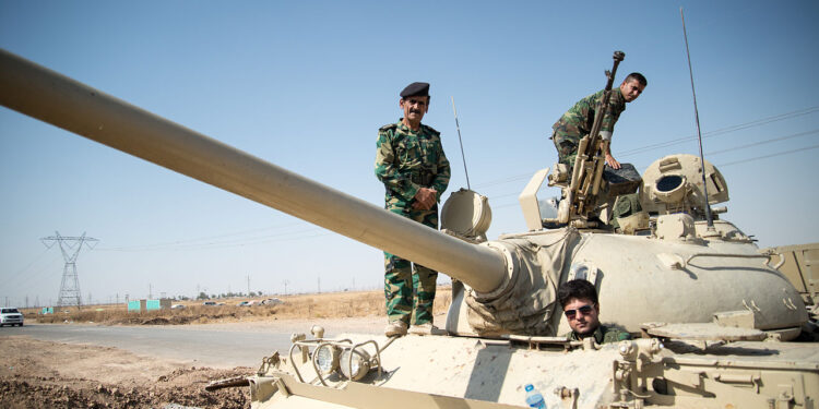 Peschmerga-Soldaten in und auf einem Panzer