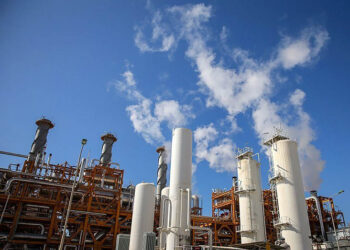 Eskalation eines völkerrechtswidrigen Krieges: Angriffe auf Iran treiben Region an den Rand eines Flächenbrands