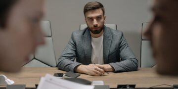 Genervter Mann bei Vorstellungsgespräch