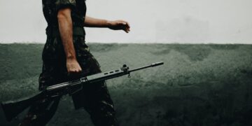 Soldat mit Maschinengewehr