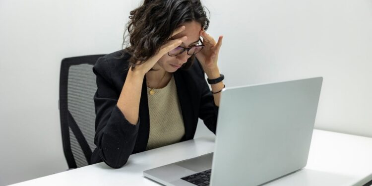 Gestresste Angestellte am PC