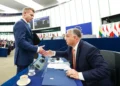 Peter Magyar und Viktor Orban beim Händeschütteln