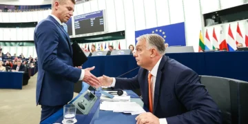 Peter Magyar und Viktor Orban beim Händeschütteln