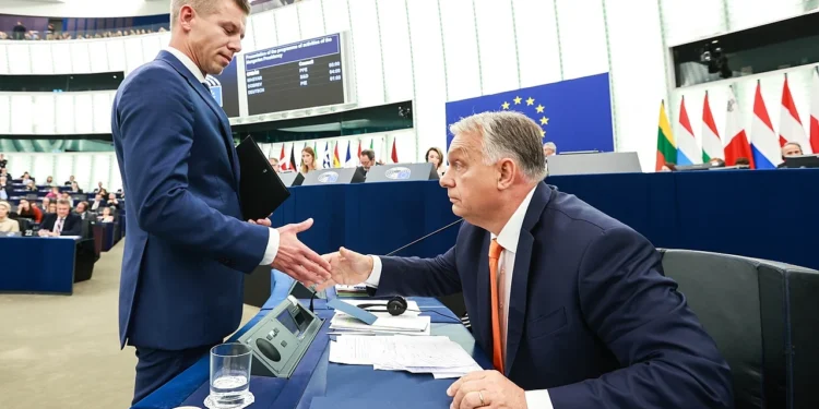 Peter Magyar und Viktor Orban beim Händeschütteln