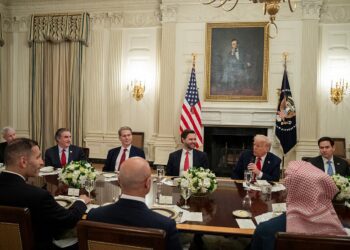 Scott Bessent, JD Vance und Donald Trump im Weißen Haus