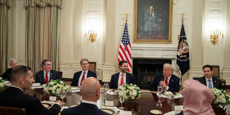 Scott Bessent, JD Vance und Donald Trump im Weißen Haus