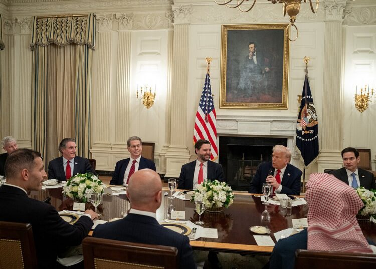 Scott Bessent, JD Vance und Donald Trump im Weißen Haus