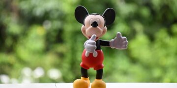 Eine Mickey-Mouse-Figur