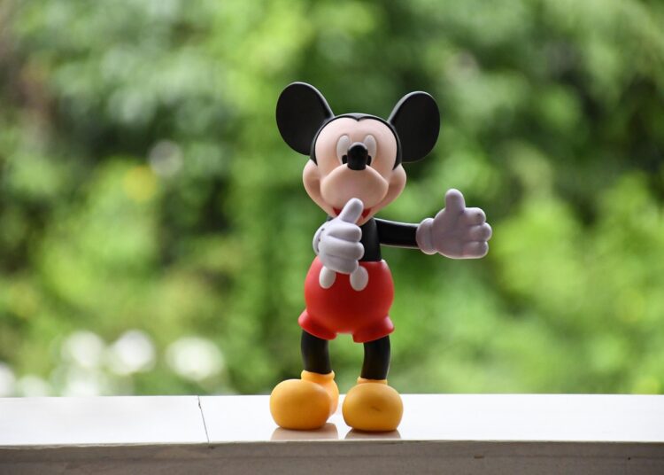 Eine Mickey-Mouse-Figur