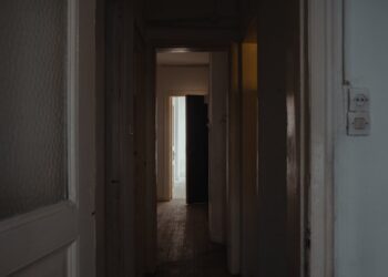 Dunkler Eingang einer leerstehenden Wohnung