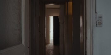 Dunkler Eingang einer leerstehenden Wohnung