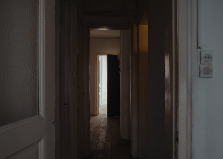Dunkler Eingang einer leerstehenden Wohnung