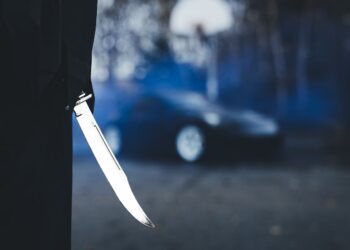 Mann im Schatten mit Messer