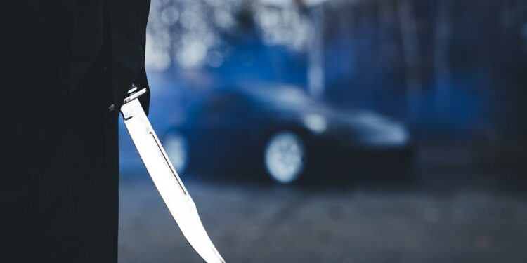 Mann im Schatten mit Messer