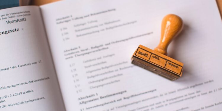 Gesetzestext mit Stempel