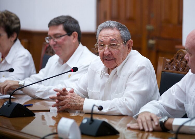 Raul Castro bei einer Sitzung