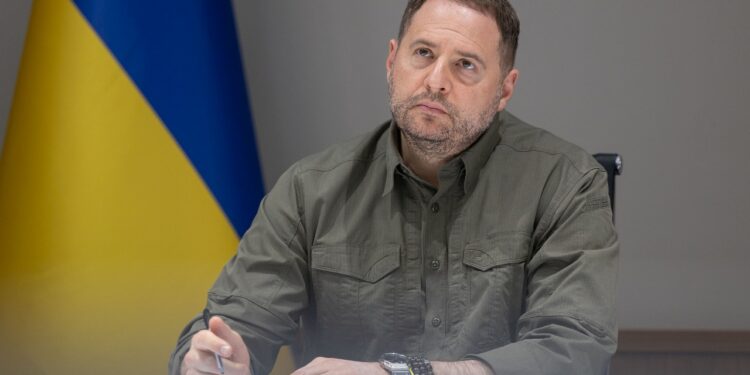 Jermak, wie er darüber nachdenkt, was er sich als nächstes kauft