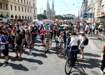 Tausende Menschen protestieren in Wien gegen Angriff auf Hochschulen