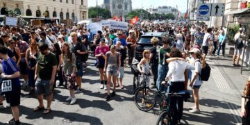 Tausende Menschen protestieren in Wien gegen Angriff auf Hochschulen