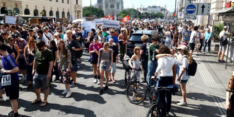 Tausende Menschen protestieren in Wien gegen Angriff auf Hochschulen
