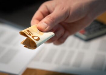 Hand, die einen 50-Euro-Schein hält