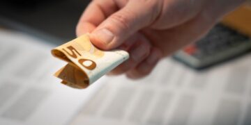 Hand, die einen 50-Euro-Schein hält